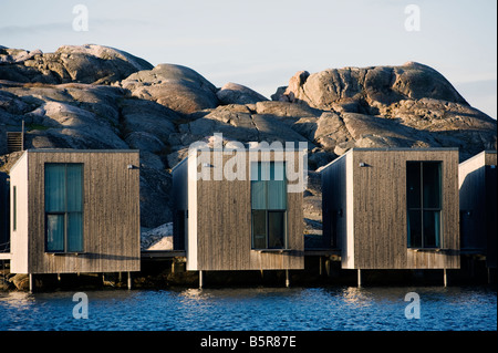 Moderne Ferienhütten aus Holz, die am Meer gegenüber dem Nordic Watercolor Museum in Skarhamn an der Bohuslan-Küste in Schweden errichtet wurden Stockfoto