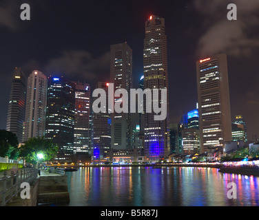 Boat Quay, Singapore, nachts unter die Hochhäuser des Bankenviertels. Stockfoto