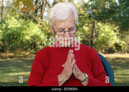 Beten in der Natur Stockfoto