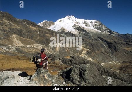 Männlicher Trekker mit Blick über den oberen Teil des Zongo-Tals in Richtung Mt Huayna Potosi, Cordillera Real, Bolivien Stockfoto