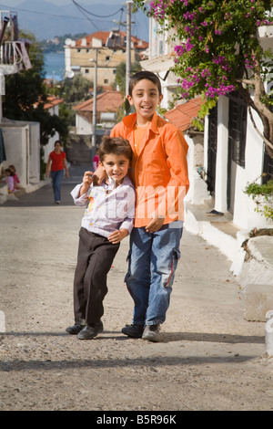 Zwei türkische Jungs lächelnd in die Kamera in einer Straße in Fethiye Türkei. Stockfoto
