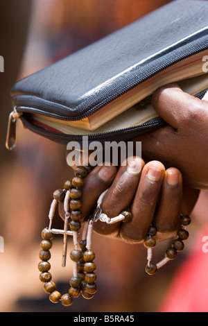 Detail der Hände und Gebetskette während afrikanische Darstellung von den Stationen des Kreuzes erinnert Ostern in Lome, Togo. Stockfoto