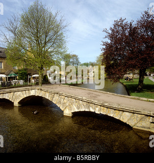 UK England Gloucestershire Bourton auf dem Wasser gewölbte Steinbrücke über den Fluss Windrush Stockfoto