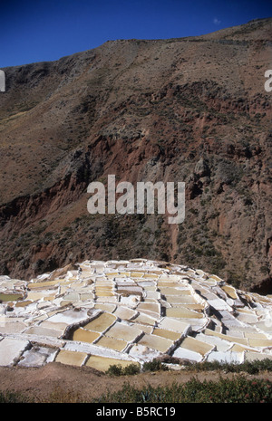 Blick auf die Salineras Inka-Salzterrassen in Maras, Heiliges Tal, Cusco Region, Peru Stockfoto