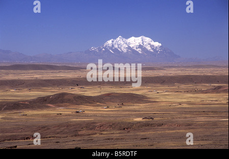 Blick über altiplano vom Aussichtspunkt Lloco Lloco auf den Illimani bei La Paz, Cordillera Real, Bolivien Stockfoto