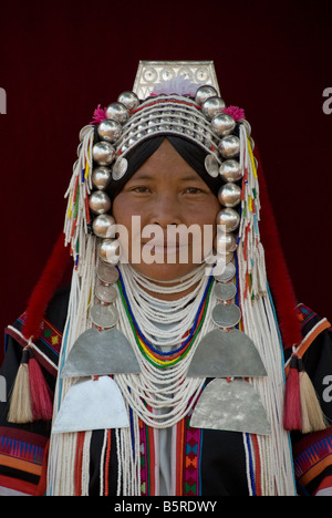 Traditionell gekleidete Akha Hügel Stamm Frau in einem Dorf im Norden Thailands Stockfoto