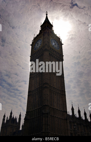 Elizabeth Tower Gehäuse Big Ben Silhouette gegen die Sonne. Parlament, Westminster, London Stockfoto