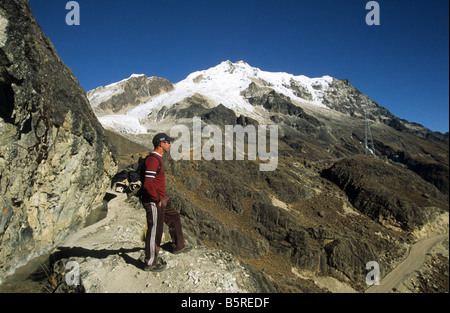 Trekking im oberen Teil des Zongo-Tals mit dem Berg Huayna Potosi im Hintergrund, Cordillera Real, Bolivien Stockfoto