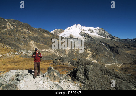 Trekking im oberen Teil des Zongo-Tals mit dem Berg Huayna Potosi im Hintergrund, Cordillera Real, Bolivien Stockfoto