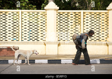 Landstreicher indische und seinem Hund auf der Straße in Pondicherry, Indien. Stockfoto