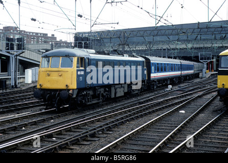 Klasse 85 Elektrolokomotive schleppen Zug von London Euston Station, UK, im September 1986 Stockfoto