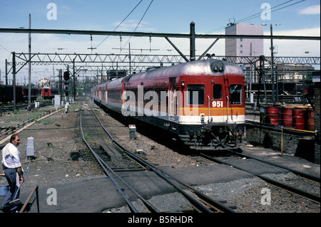 SRA-Triebwagen, die Ankunft in Sydney Central Station Australien im November 1987 Stockfoto