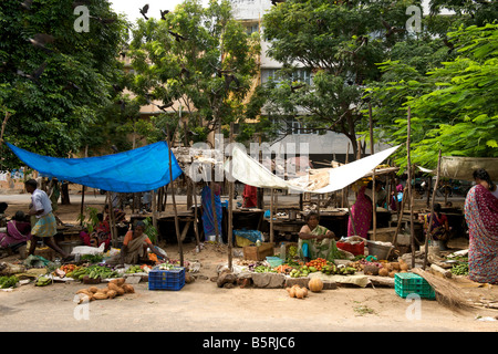 Obst und Gemüse zum Verkauf auf dem Markt Gingee Salai in Pondicherry, Indien. Stockfoto