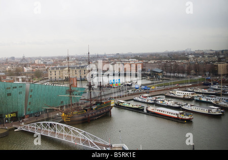 Blick auf Amsterdam mit Schiffen und Booten im winter Stockfoto