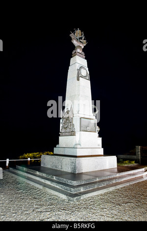 Das Denkmal für die 1914 Schlacht von den Falkland-Inseln in Port Stanley mit Flutlicht bei Nacht-Falkland-Inseln Stockfoto