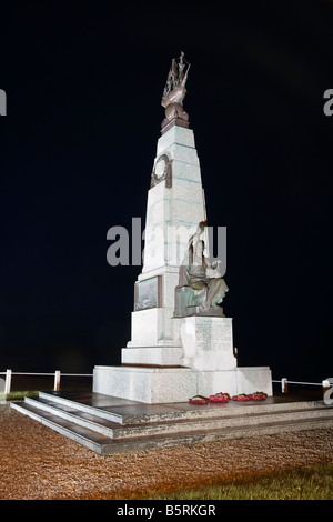 Das Denkmal für die 1914 Schlacht von den Falkland-Inseln in Port Stanley mit Flutlicht bei Nacht-Falkland-Inseln Stockfoto