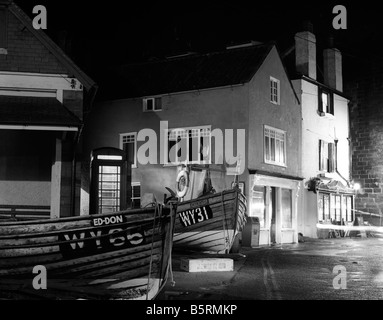 UK England Yorkshire Robin Hoods Bay Abend Harbourside K6 Telefon Box schwarz / weiß Stockfoto