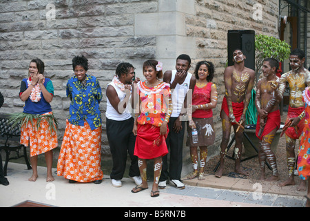 Indigenen australische Studenten gemeinsam lachen nach einer kulturellen Leistung an der Manly International Hotel School Stockfoto