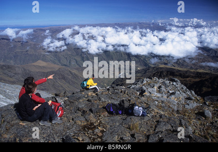 Wanderern und einheimischen Führer betrachten von unten Laguna Gletscher, Titicaca-See im Hintergrund, Cordillera Real, Bolivien Stockfoto