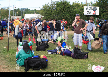 Glastonbury Festival Juni 2008 Festivalbesucher fans erste Tag Ankunft mit Rucksäcken und Taschen, wie sie vor Ort ankommen Stockfoto