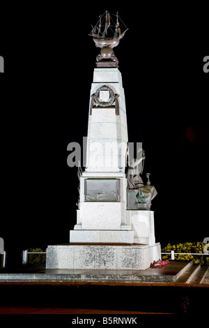 Das Denkmal für die 1914 Schlacht von den Falkland-Inseln in Port Stanley mit Flutlicht bei Nacht-Falkland-Inseln Stockfoto