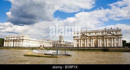 Der University of Greenwich von der Themse aus gesehen Stockfoto