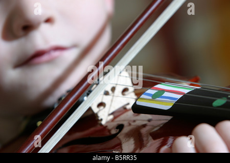 Nahaufnahme des Kindes spielt eine Geige Stockfoto