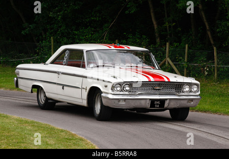 1963 Ford Galaxie 500 mit Fahrer Jack Sears beim Goodwood Festival of Speed, Sussex, UK. Stockfoto