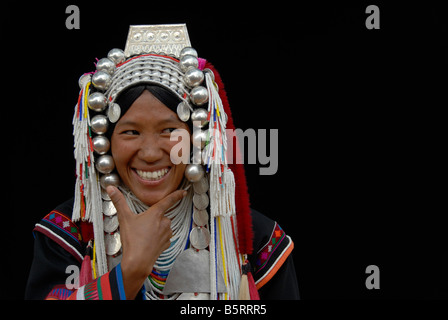 Traditionell gekleidete Akha Hügel Stamm Frau in einem Dorf im Norden Thailands Stockfoto