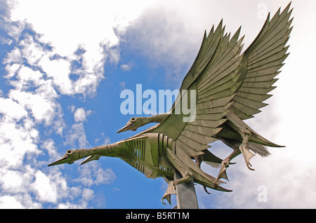 Metall-Skulptur von Stockenten im Flug von Walenty Pytel in Ross am Wye Herefordshire, England Stockfoto