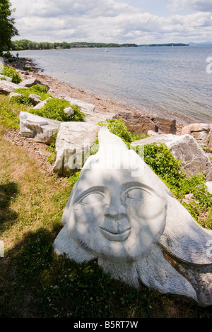 Gesicht geschnitzt in einen Felsen am Rand des großen Sees Stockfoto