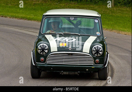 1965 Austin Mini Cooper S mit Fahrer John Rhodes beim Goodwood Festival of Speed, Sussex, UK. Stockfoto