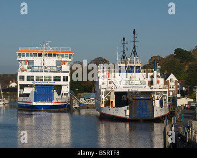 Wightlink die neue Fähre "Wight Light" neben dem zog sich bald sein "Cenred" Stockfoto