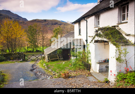 Weiß getünchten Häuschen Bauernhaus im Lake District National Park, Cumbria, England, UK im Herbst Stockfoto