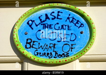 hausgemachte Zeichen anfordern Tor geschlossen halten und hütet euch vor der Wachhund auf ein Haus am Strand auf dem Grün, Chiswick, London, england Stockfoto