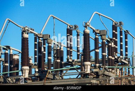 ÜBER KABEL, STROM, KOMMUNIKATION, DAWN, ELECTRIC, PYLON, ENERGIE, NETZ, IM FREIEN IM FREIEN, OVERHEAD, KABEL, POWERLI Stockfoto