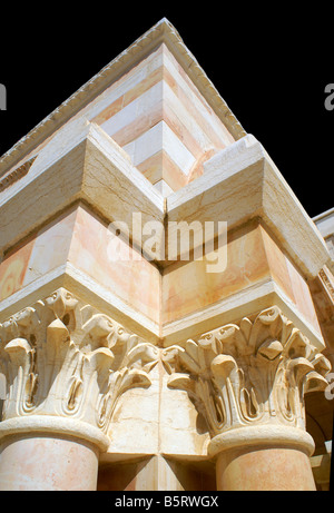 Antiken griechischen Tempel aus Marmor und Kaolin mit schwarzem Hintergrund Stockfoto