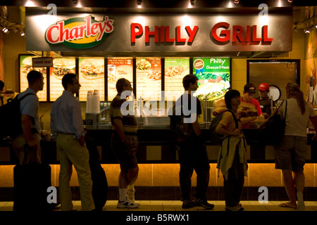 Reisende warten in der Schlange vor einem Fastfood-Restaurant in der Minneapolis-Saint Paul International Airport in Minneapolis Minnesota Stockfoto