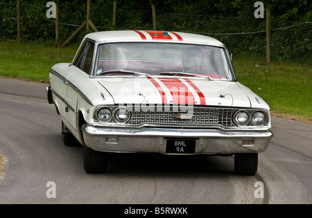 1963 Ford Galaxie 500 mit Fahrer Jack Sears beim Goodwood Festival of Speed, Sussex, UK. Stockfoto