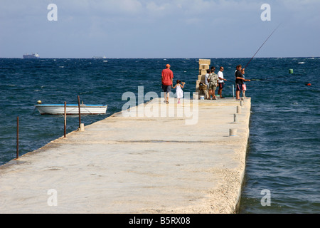 Maltesische einheimischen Fischen von einer Anlegestelle in 'St. Thomas Bay', Marsaskala, Malta. Stockfoto