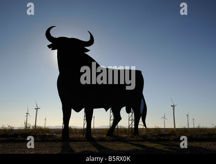 Windkraftanlagen und den spanischen Stier am Straßenrand oder Toro de Osborne in Spanien Stockfoto