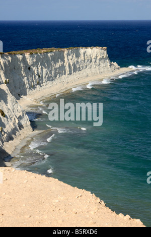 Kalkstein-Klippen in der Nähe von St. Thomas Bay in der Nähe von Marsaskala in Malta. Stockfoto