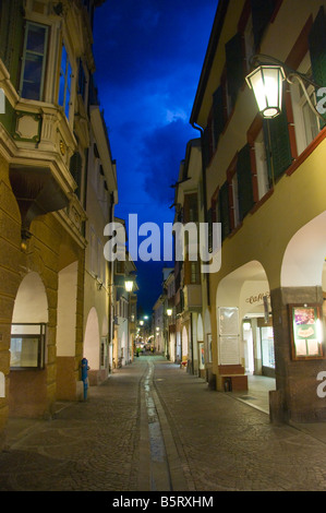 Die Meraner Altstadt bei Nacht, Südtirol, Trentino Alto Adige, Italien. Stockfoto