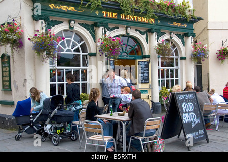 Menschen Speisen unter freiem Himmel im The Huntsman Pub in Bath, Somerset, England Stockfoto