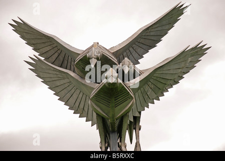 Metall-Skulptur von Stockenten im Flug von Walenty Pytel in Ross am Wye Herefordshire, England Stockfoto