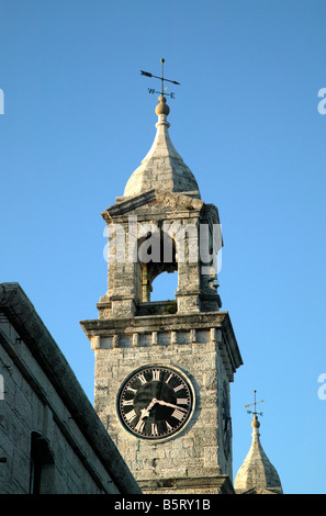 Nahaufnahme eines Steins Clocktowers am Lagerhaus Gebäude, Royal Naval Dockyard, erschossen Bermuda in der Nähe von sunset Stockfoto