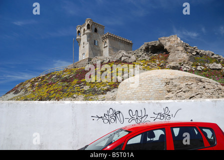 Alte Burg und das moderne Leben, Ansicht von unten Stockfoto