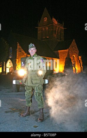 Schauspieler verkleidet als D-Day US 82nd Airborne Fallschirmjäger in den wichtigsten Platz von St. Mere Eglise, Normandie, Frankreich Stockfoto