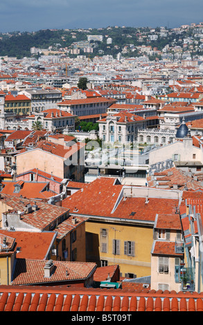 Rote Ziegeldächer im alten Stadtteil von Nizza, Gebäude und Bauwerke mit weißen und gelben Wänden, Ansicht von oben Stockfoto