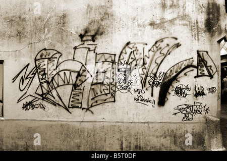 Graffiti an einer Wand in der Stadt Pontivy, Bretagne, Frankreich. Stockfoto